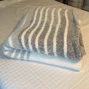 CUPCAKES AND CASHMERE KING FUZZY BLANKET